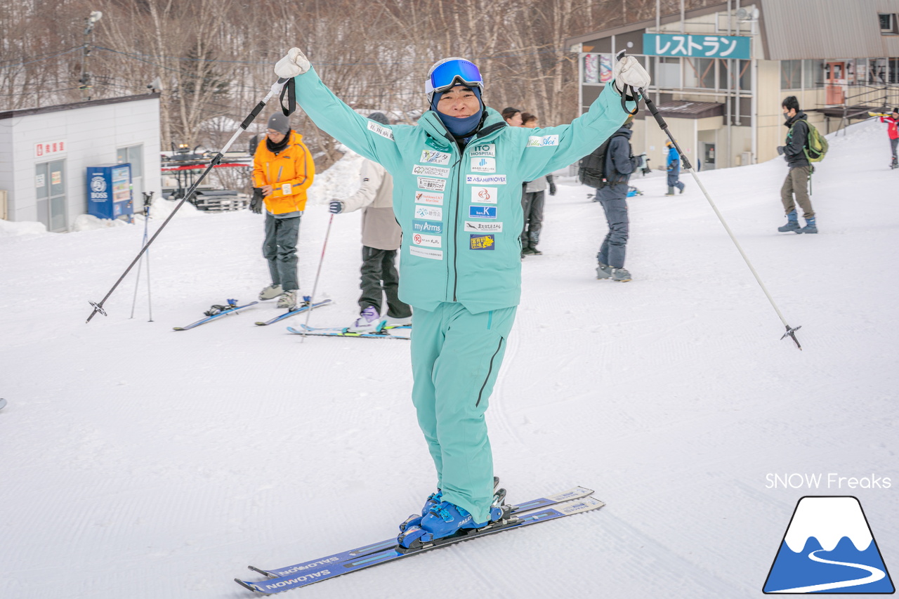井山敬介さんと秋元日菜子さんのコンビは今年も健在！さらに、サプライズゲストも登場？！憧れのスキーヤーと一緒に雪と戯れ、『いちえ』の美味しいランチをいただく…。夢のようなイベント。めもるホールディングス presents プロスキーヤー・井山敬介さんと行く｜ダイナスティスキーリゾート